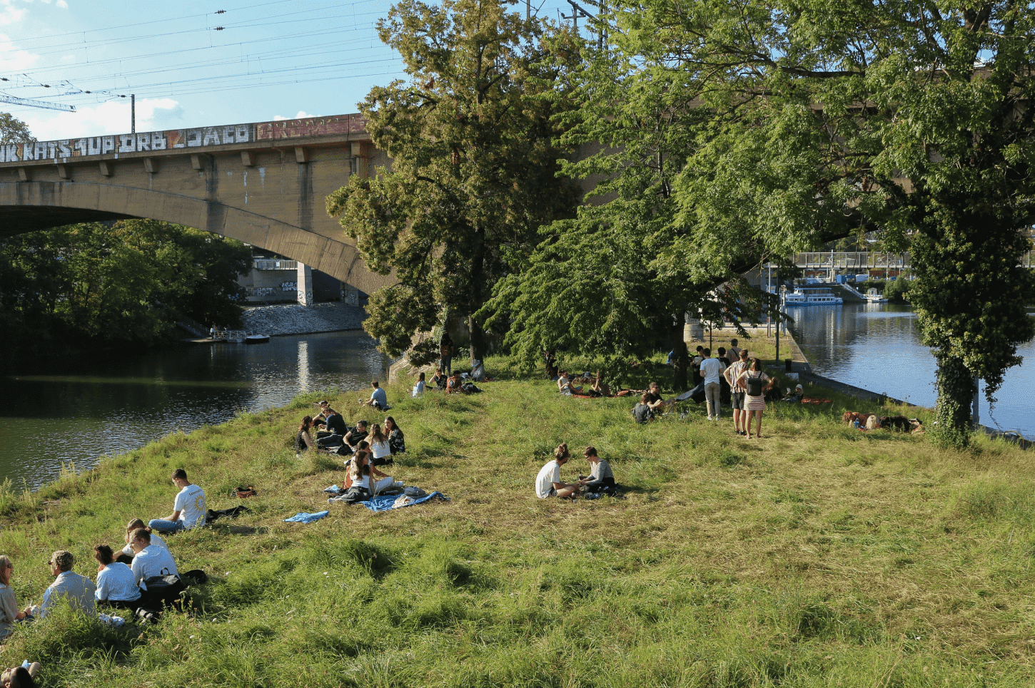 Besucher*innen auf der Neckarinsel Stuttgart